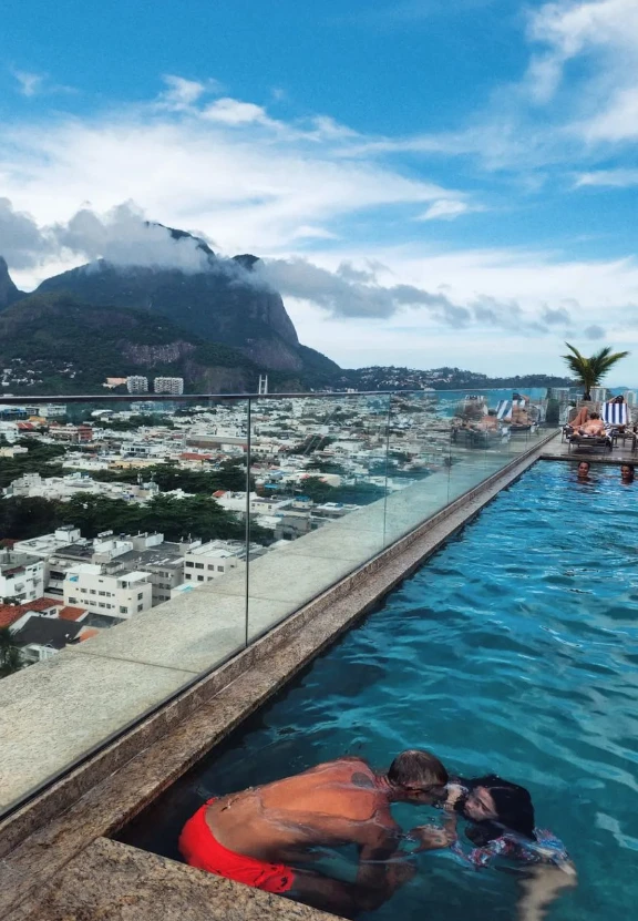 Emilia Attias en Brasil con su familia