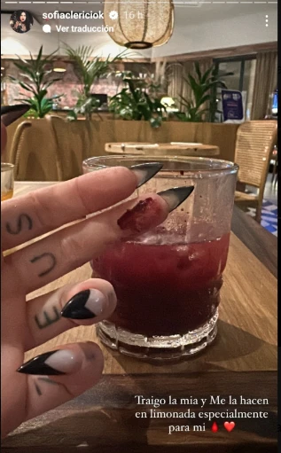 PARA LOS QUE DUDABAN, CLERICI MOSTRO EL VASO CON EL "LIQUIDO VITAL". 