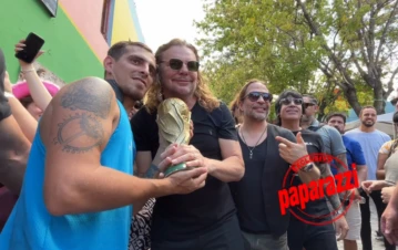 Fher Olvera, cantante de Maná, paseó por la Boca y se sacó fotos con Messi