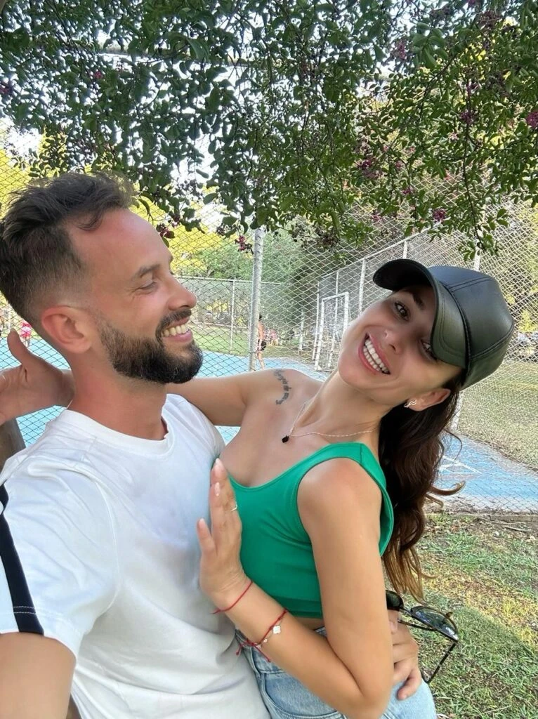 QUEDATE CON EL QUE TE MIRA EMBOBADO COMO EMILIANO A NOELIA.