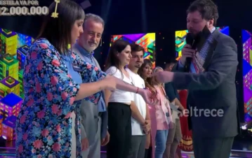 ¡A lo Sherlock Holmes¡ Guido Kaczka hizo un increíble hallazgo sobre el tatuaje de una participante de Los 8 Escalones