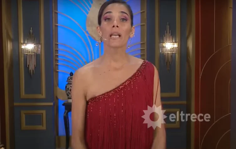 Juana Viale recibió un impensado regalo de uno de los invitados a su programa