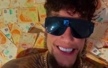 Alex Caniggia se convirtió en un blanco de burlas al mostrarse rodeado de "billetes de 1000 pesos"