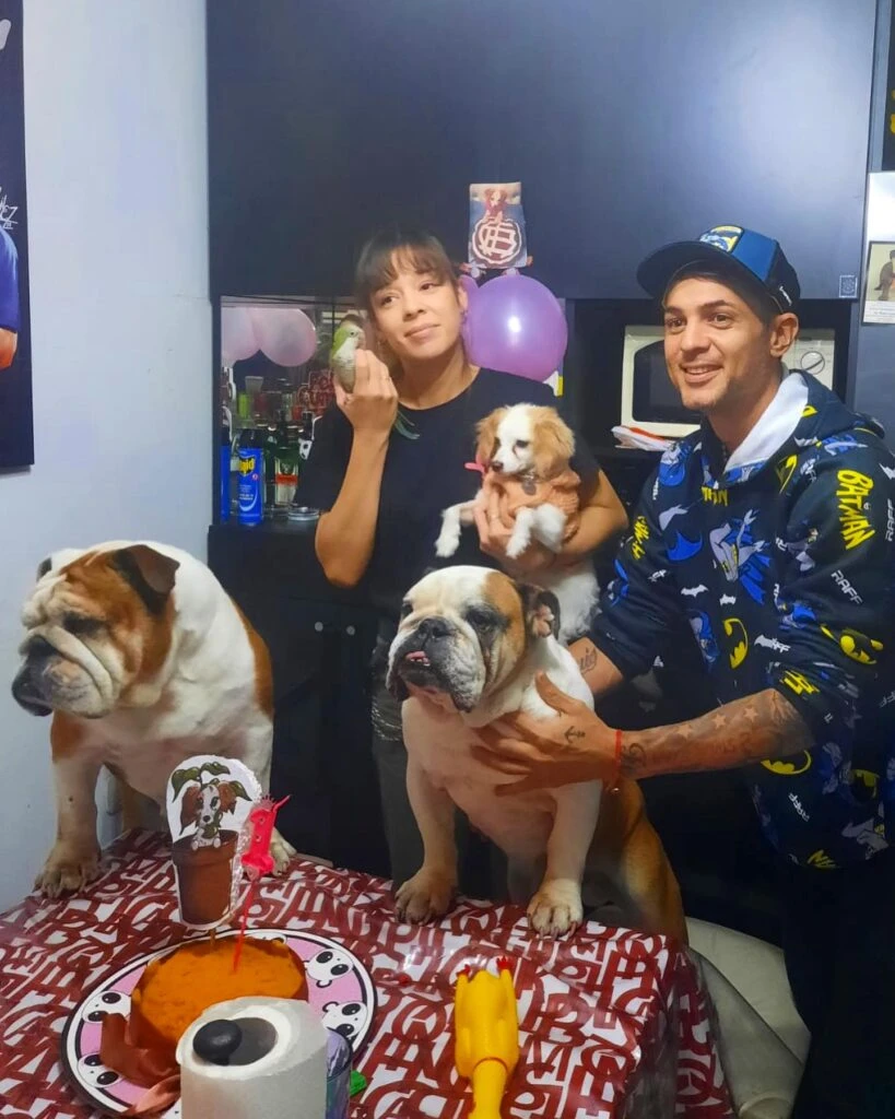 FACU Y DANIELA NO TIENEN HIJOS PERO CONFORMAN UNA FAMILIA JUNTO A SUS PERROS.