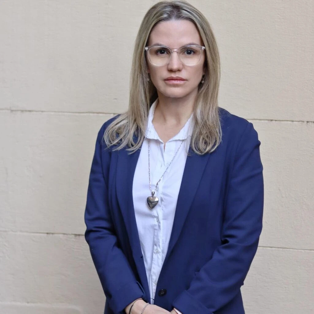 CAROLINA PIPARO, UNA MUJER MUY SERIA PERO AL MISMO TIEMPO ATRACTIVA, FUE CERCANA A MILEI EN UN MOMENTO. AHORA ESTAN ALEJADOS, PERO FATIMA NO LA TRAGO NI EN ESE MOMENTO NI EN LA ACTUALIDAD.