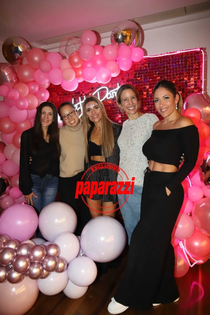 Mariana Brey con amigas en su cumpleaños