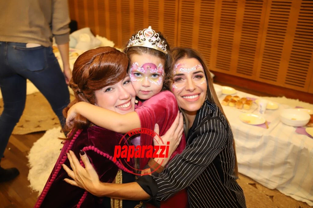 Mariana Brey con su hija en el cumpleaños