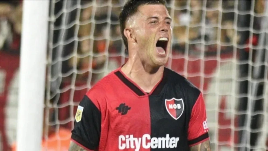 EL COLO RAMIREZ GRITANDO UN GOL PARA NEWELLS. LA CHINA SUAREZ LO FICHO, LA MUJER LO DEJO Y AHORA ESTA EN ITALIA SUPUESTAMENTE CON OTRO JUGADOR.