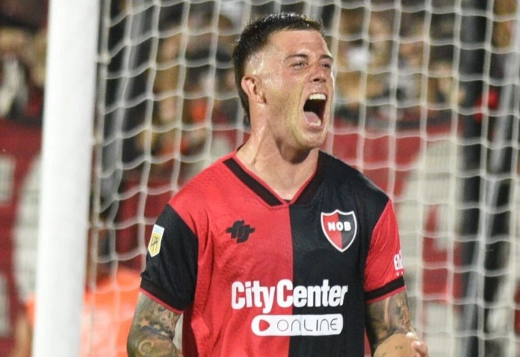EL COLO RAMIREZ SE ADAPTO BASTANTE BIEN A NEWELLS Y AL FUTBOL ARGENTINO. HIZO GOLES, PERO AHORA LO DEJO LA MUJERES. UN BAJON, ACA, EN URUGUAY O EN CHINA.