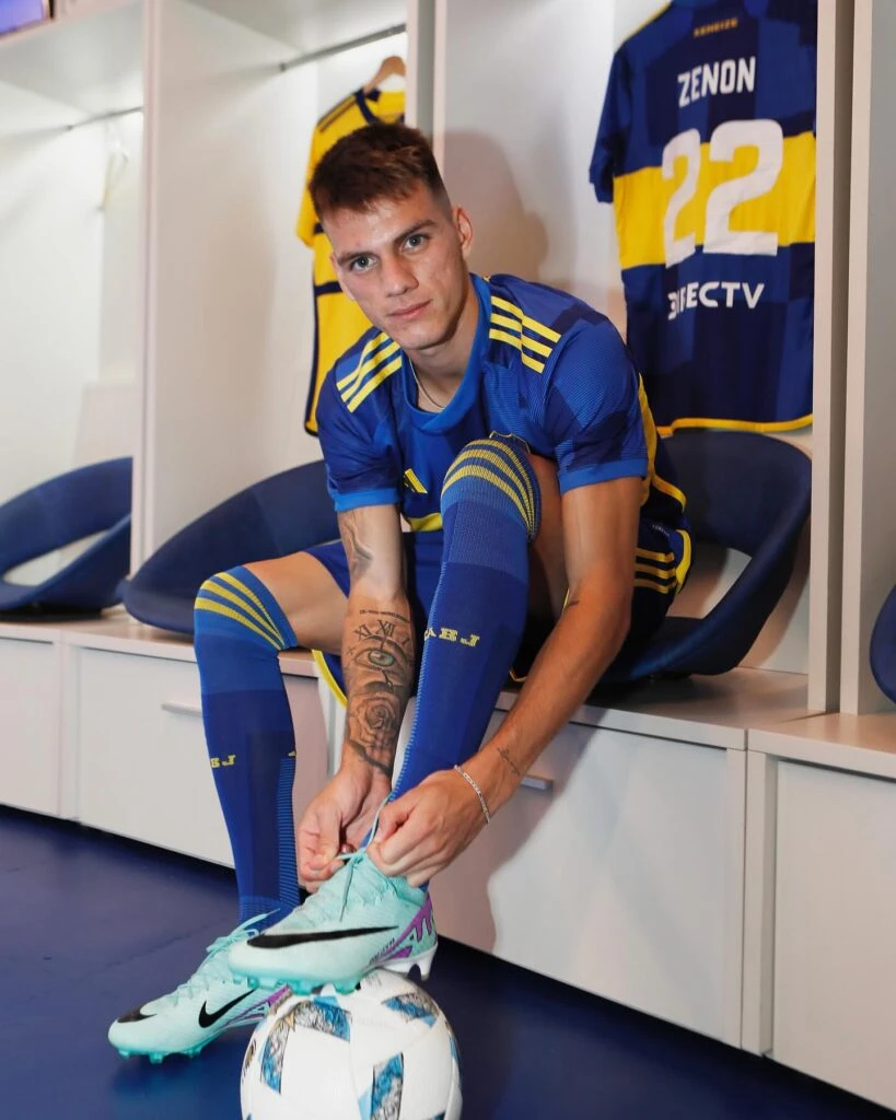 CUANDO PISA LA PELOTA, ZENON PARECE TENERLA ATADA. Y CUANDO SE ATA LOS BOTINES, TAMBIEN.