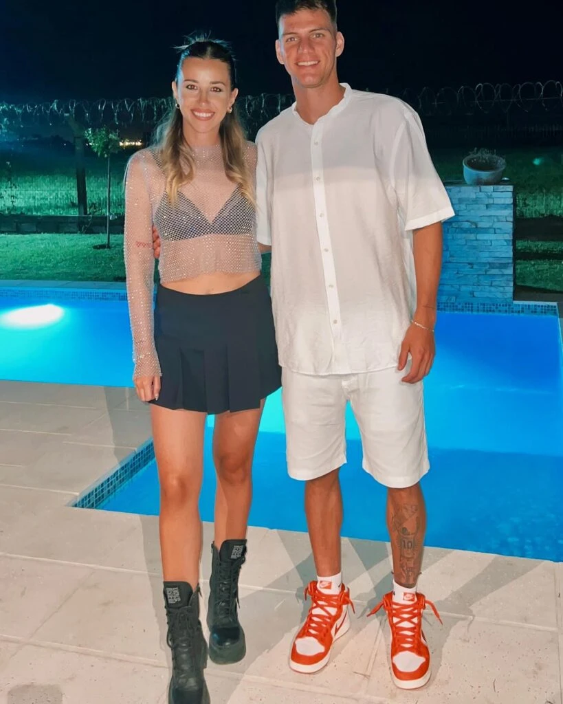 ZENON ESTA DE NOVIO CON SOL AMSIER, UNA RUBIA MUY BONITA CON LA QUE SALEN HACE MUCHO TIEMPO. VIVEN JUNTOS EN PUERTO MADERO.