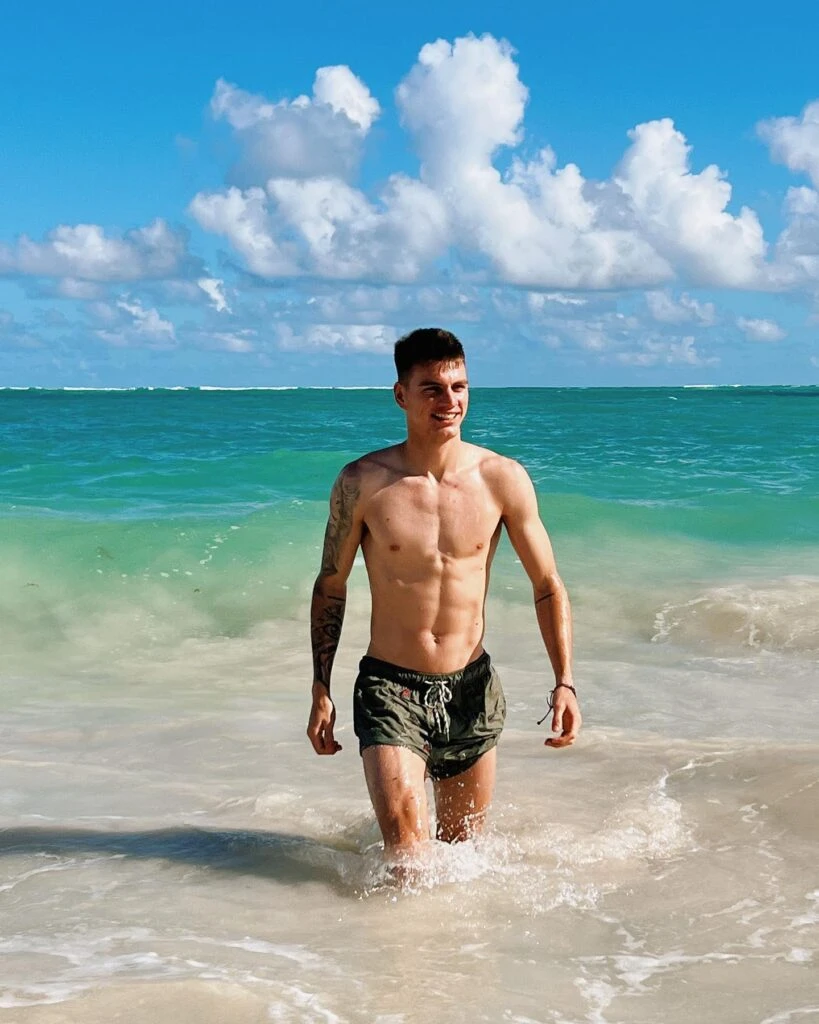 FACHERO. COMO TODO JUGADOR DE FUTBOL, ZENON TIENE UN LOMO BIEN TRABAJADO Y LAS BOSTERAS LO ADORAN. Y LAS DE OTROS CUADROS TAMBIEN, CHE...