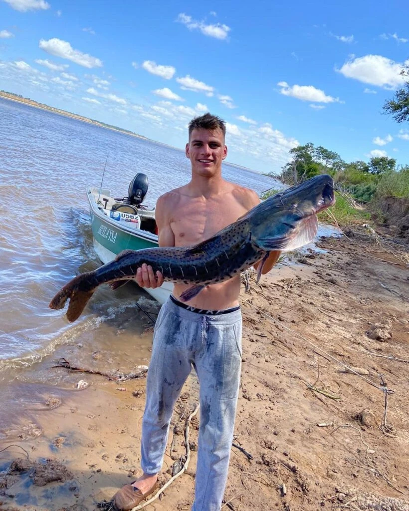 COMO BUEN CORRENTINO QUE SE PRECIE DE TAL, ZENON ES FANATICO DE LA PESCA