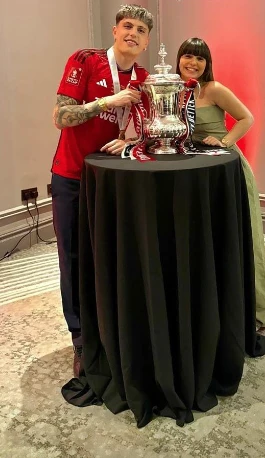 Alejandro Garnacho y su novia festejando en Inglaterra