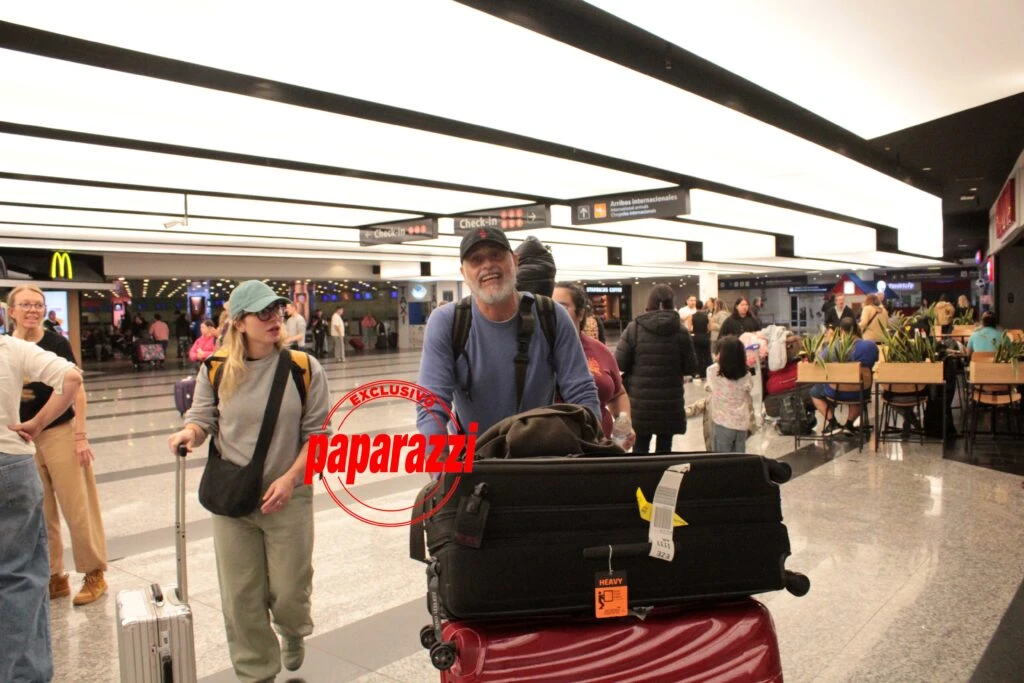 Jorge Rial con su novia en el aeropuerto