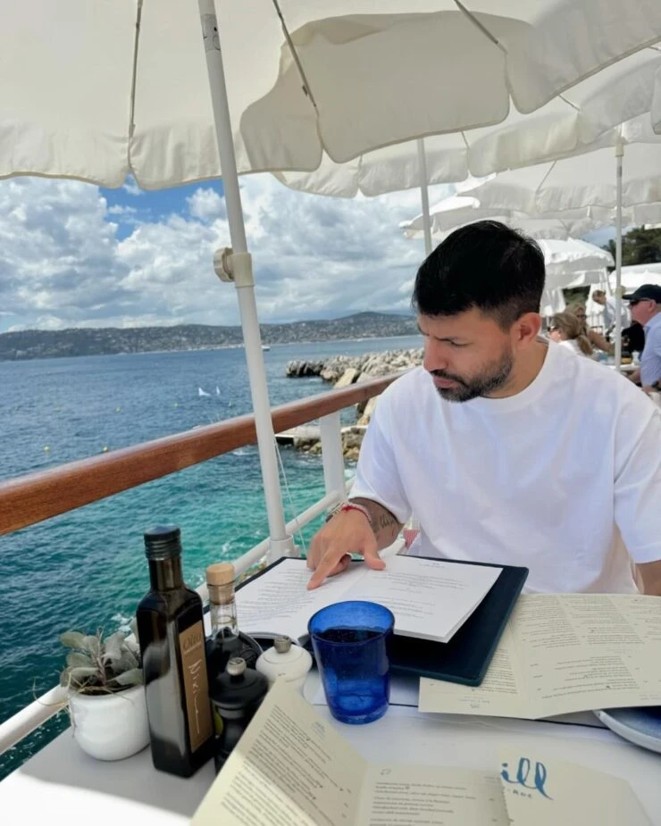 El Kun Agüero de vacaciones en Francia