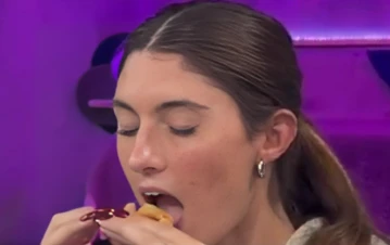 El video viral de Lola Latorre probando pastelitos por primera vez