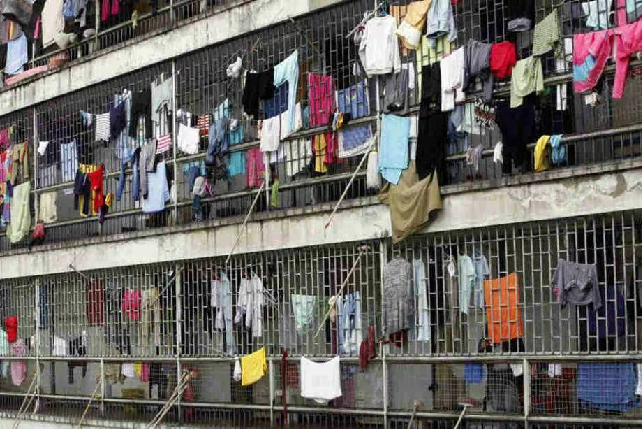 ENFERMEDADES, OLORES, HUMEDAD, CUCARACHAS, RATAS, INSECTOS, INSALUBRIDAD, FALTA ABSOLUTA DE HIGIENE, EL PANORMA DOMINANTE DE LAS CARCELES BRASILEÑAS CONOCIDAS COMO "EL INFIERNO".