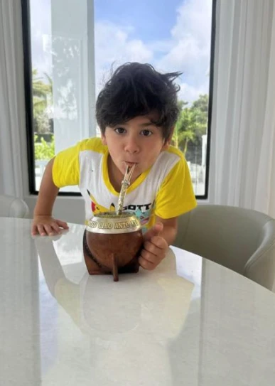 El hijo de Messi tomando mate