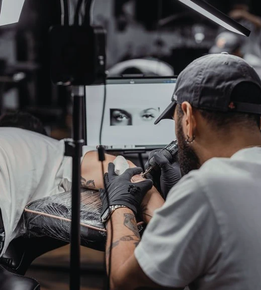 Paulo Dybala se tatuó los ojos de Oriana Sabatini