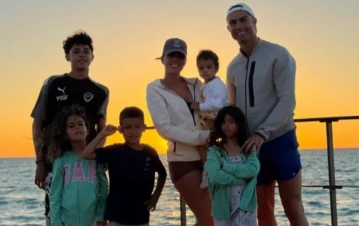 Cristiano Ronaldo mostró su casa de Arabia Saudita y reveló fotos inéditas de Mateo y Eva María, sus hijos de 7 años