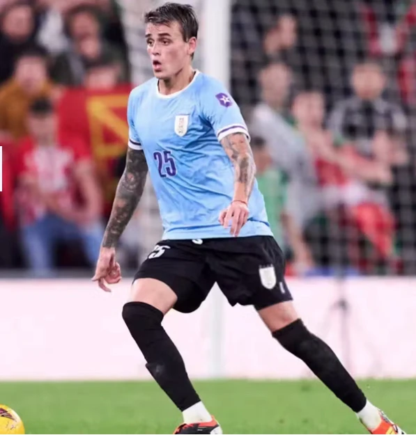 AL QUE QUIERE CELESTE, QUE LE CUESTA. ACA, FONSECA JUGANDO PARA LA SELECCION URUGUAYA. GARRA CHARRUA QUE ENAMORO A NICKI NICOLE.