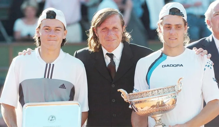 GAUDIO POCOS SEGUNDOS DESPUES DE GANAR ROLAND GARROS: JUNTO A GUILLERMO VILAS, EL OTRO ARGENTINO QUE SE IMPUSO ALLI, Y SU DERROTADO GUILLERMO CORIA.