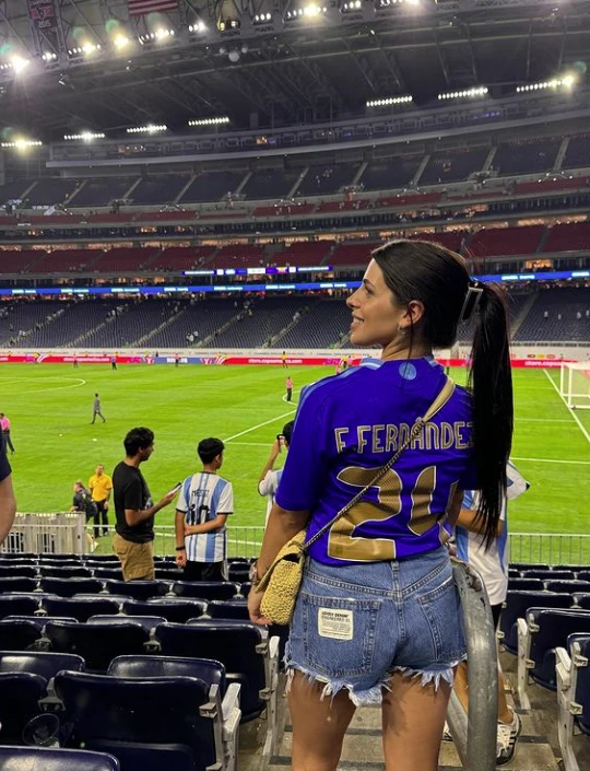 La novia de Enzo Fernández alentando en la cancha