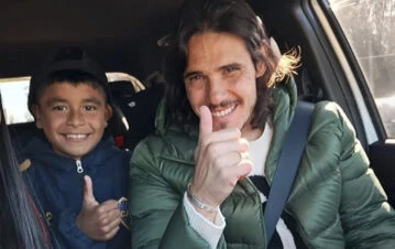 La conmovedora ayuda de Edinson Cavani con un nene hincha de Boca Juniors: “Me salvó de…”