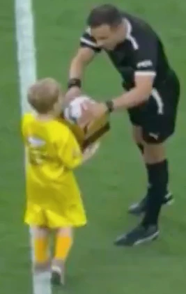 MIRKO LE DIO LA PELOTA AL REFERI ANTES DE EMPEZAR EL PARTIDO.