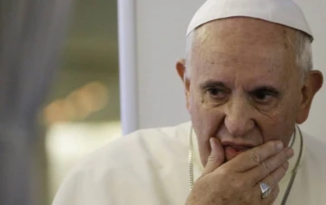 Quién es la ex conejita de Playboy que confesó que entró y le robó un rosario al Papa Francisco