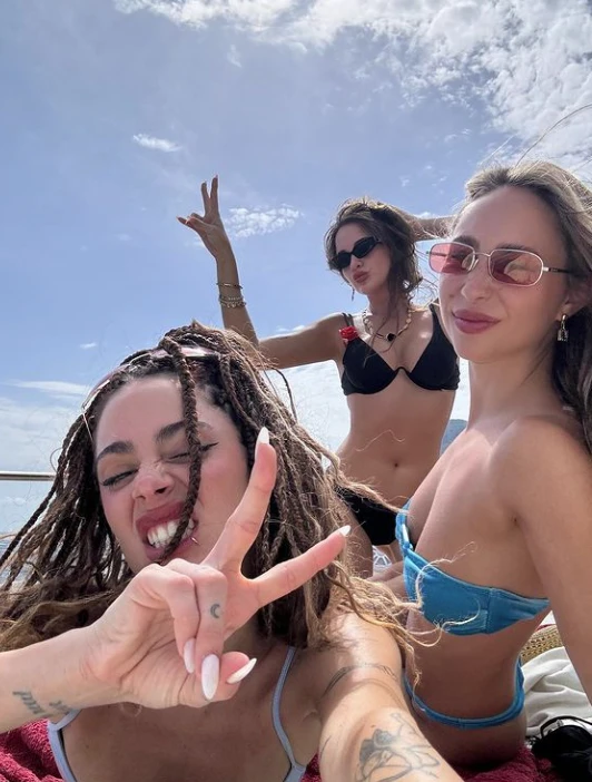 Tini Stoessel de vacaciones