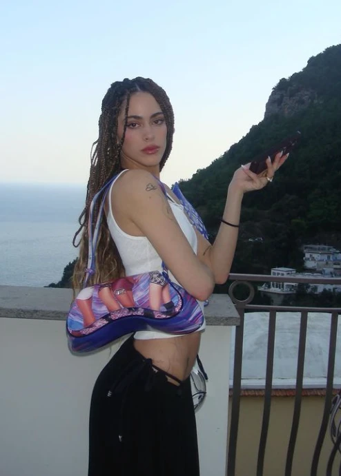 Tini Stoessel se fue de vacaciones