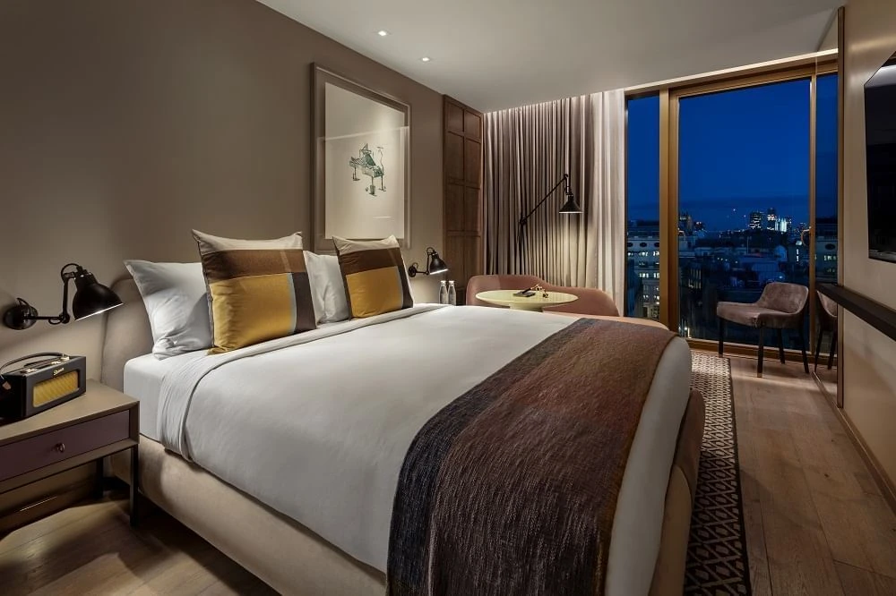 Y SÍ, EN ESTA CAMA PASARA DE TODO. ¿A ESO VAN, NO?