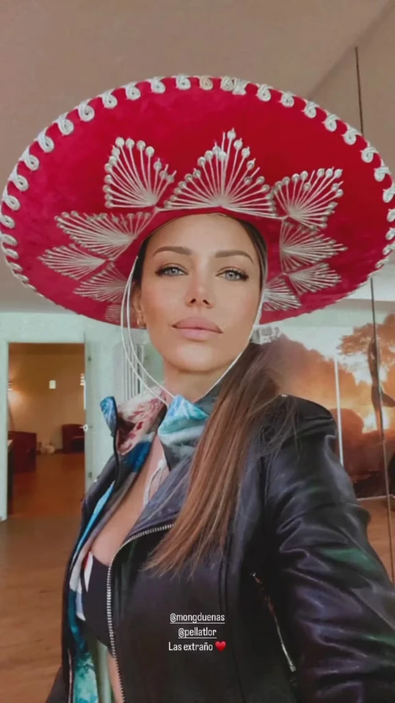 Evangelina Anderson con un sombrero mexicano