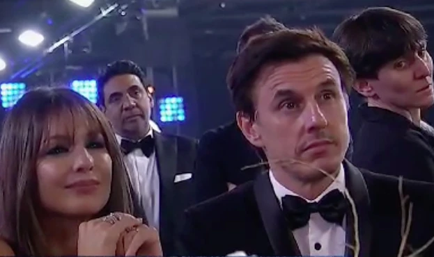 UNA IMAGEN QUE PROVOCO COMENTARIOS: ASI ESTUVIERON PAMPITA Y MORITAN TODA LA NOCHE: FRIOS Y DISTANTES. DESPUES, CUANDO ELLA GANO, POR FIN SE BESARON. Y TODO EN MEDIO DE RUMORES DE "PROBLEMAS".