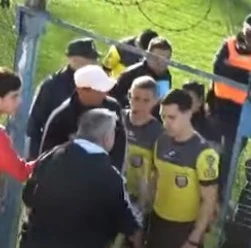 LUIS VENTURA, CARA A CARCA CON LOS ARBITROS TRAS LA DERROTA DE VICTORIANO. ESTABA SACADO