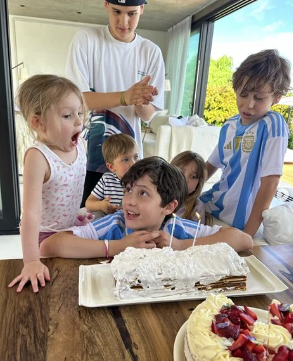 Benicio Vicuña con sus hermanos