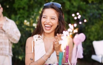 Las fotos íntimas del cumpleaños de 28 de Emilia Mernes lleno de famosos