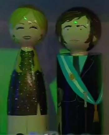 YUYITO Y MILEI "DE MADERA", LOS MUÑECOS QUE FUERON TAN LLAMATIVOS COMO LO QUE HIZO ELLA AL BESAR LA PANTALLA GIGANTE DE SU PROGRAMA.