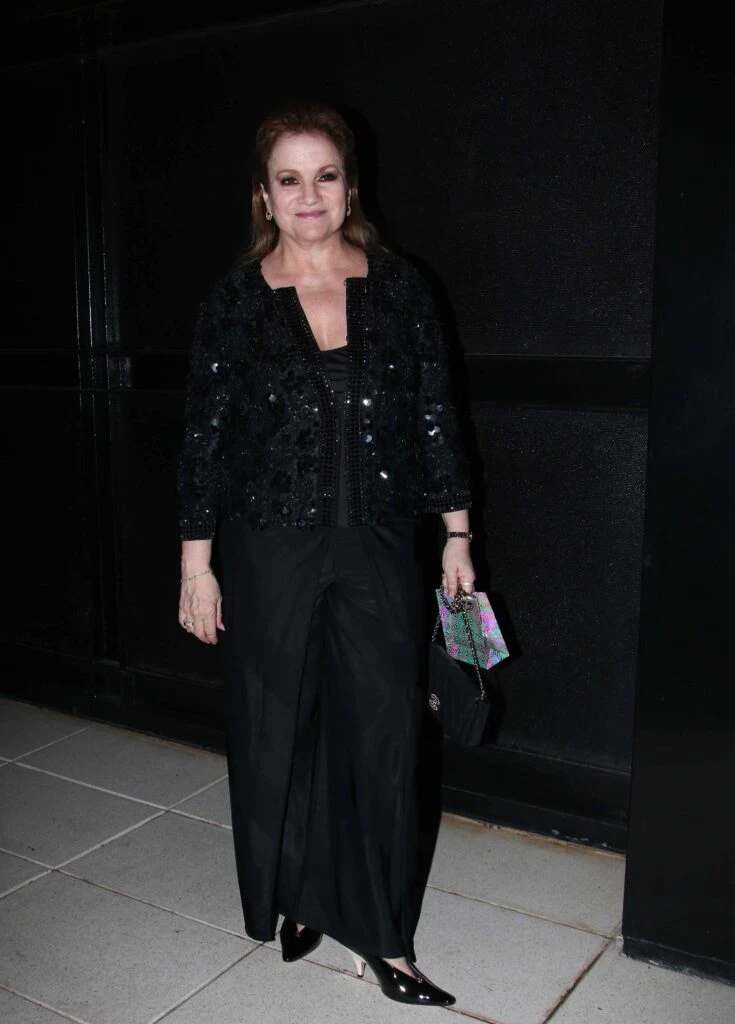 DESPUES DE LAS OPERACIONES Y EL TRATAMIENTO, LUCIA GALAN DE ANIMO A IR AL CUMPLE. SU PRESENCIA ALEGRO A TODO EL MUNDO.