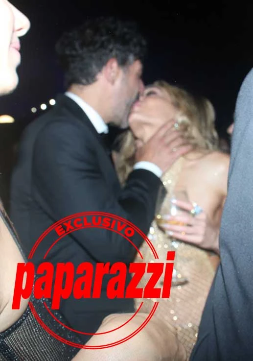 ¡¡QUE BESO, EMILIA!! GUILLERMO FREIRE LE COMIO LA BOCA MAL