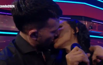 El apasionado beso de Mimi Alvarado con Martín Salwe en el Cantando que sorprendió a todos