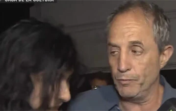 Violento incidente en el velatorio de Jorge Lanata: Ernesto Tenembaum daba una nota y un hombre lo atacó