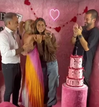 AUNQUE ESTABA EL NOVIO, EL PRIMER BESO SE LO DIO YANINA.