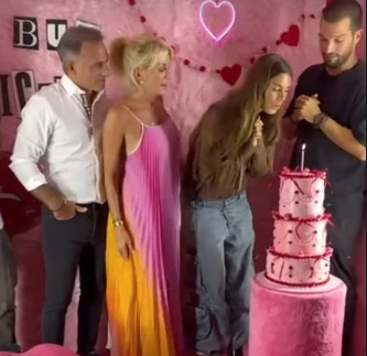 10 DIAS DESPUES, LOLA SOPLO LAS VELITA. O LA VELITA, PORQUE LE PUSIERON UNA SOLA.