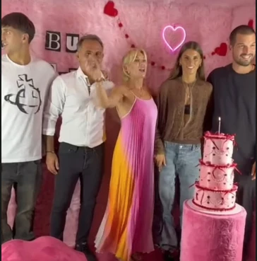 LOS LATORRE EN PLENO CANTANDO EL FELIZ CUMPLE