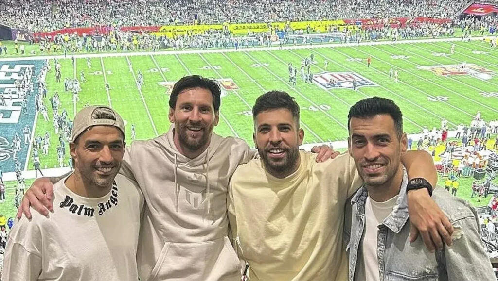 LIO MESSI VIO EL SUPERBOWL JUNTO A LUIS SUAREZ, JORDI ALBA Y SERGIO BUSQUETS. TODOS FUERON COMPAÑEROS EN EL BARCELONA.