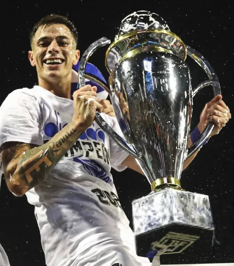 VALENTIN GOMEZ FUE CAMPEON CON VELEZ EN DICIEMBRE. DOS MESES DESPUES SE LE BORRO LA SONRISA.