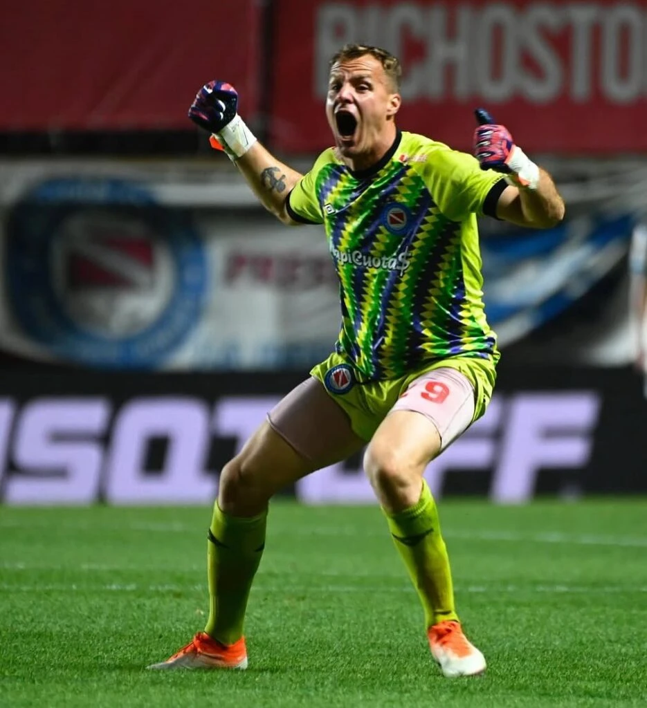 EL RUSITO RODRIGUEZ ES ARQUERO Y UNA DE LAS FIGURAS DEL ARGENTINOS QUE LIDERA SU ZONA EN EL TORNEO LOCAL.